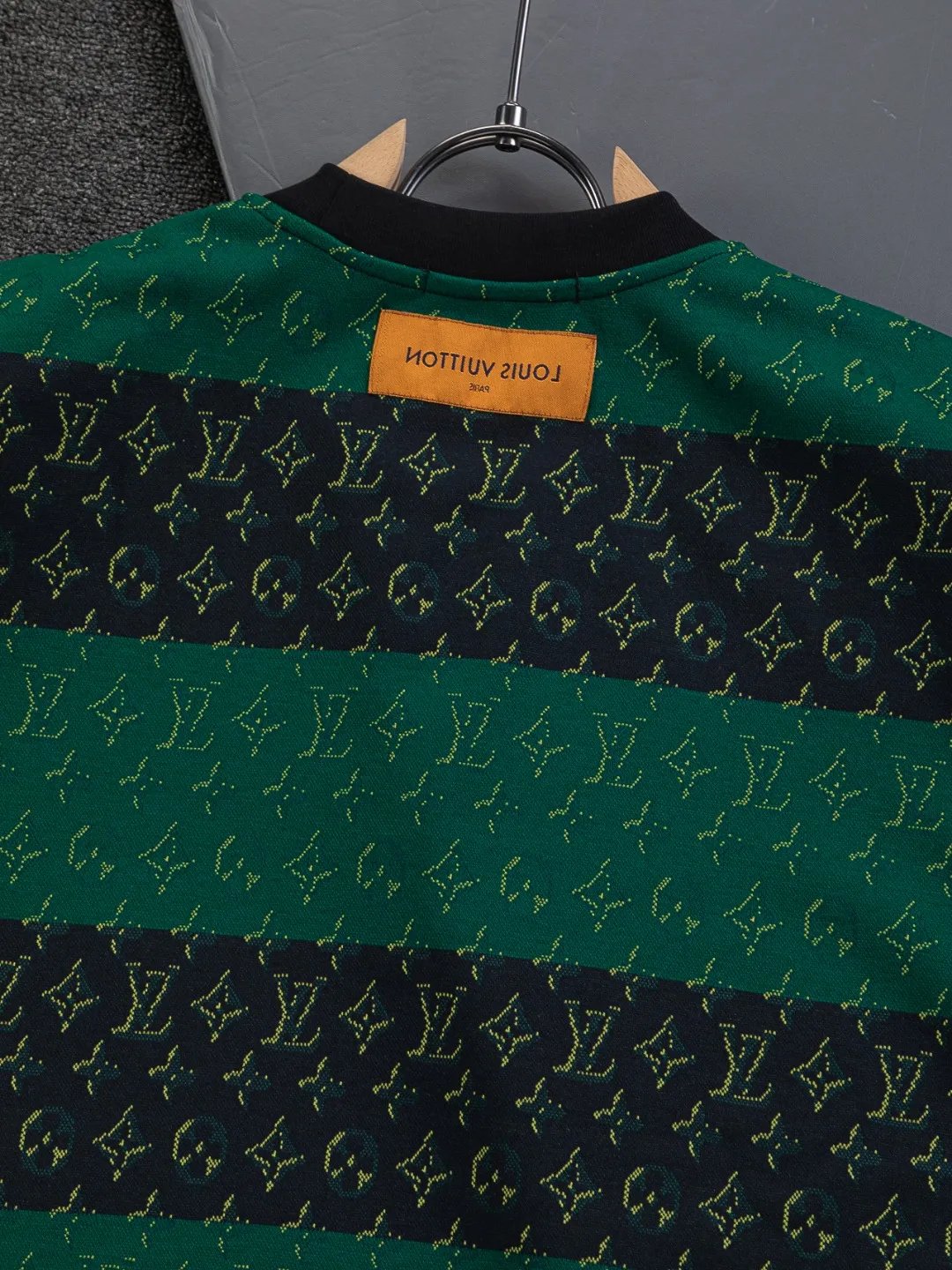 🅿️200 Louis Vuitton 1V LV lv slightly wide version S-XL LV 26ss new products are available at counters simultaneously. Multiple craftsmanship. Contrast color jacquard large stripes all over the body 🪡 embroidery. Round neck short-sleeved T-shirt, same style for men and women! Consigned to one-to-one creation. Synchronized with the official website, pure cotton fabrics at the counter! It is close to the skin and comfortable, durable and easy to wear. It has a classic and simple logo design and meticulous original craftsmanship. Short-sleeves, a must-have item for men, do not appear to be the same for the general public, but must be unique and eye-catching. This LV short-sleeve is all about quality, comfort, the same shape and fashion as always, including fabrics and cutting techniques. All of them have been made with great effort! 320 grams of washed pure cotton fabric, pure cotton is breathable, very refreshing and comfortable for daily wear. The rib knitting on the neckline is smooth and tight, and the neckline will not be skewed if you toss it at will. The loose version, you will find that it looks really good on the upper body. The overall is minimalist and neat, super versatile for daily use! Pair it casually with a pair of pants for a youthful look. A T-shirt will make your outfit crazy. It is a fashionable item that can never go wrong! Color: Black White Size: S-XL Size chart: S: Shoulder width 50-Bust 56-Length 70 M: Shoulder width 52-Bust 57-Length 72 L: Shoulder width 54-Bust 59-Length 74 XL: Shoulder width 56-Bust 62-Length 76